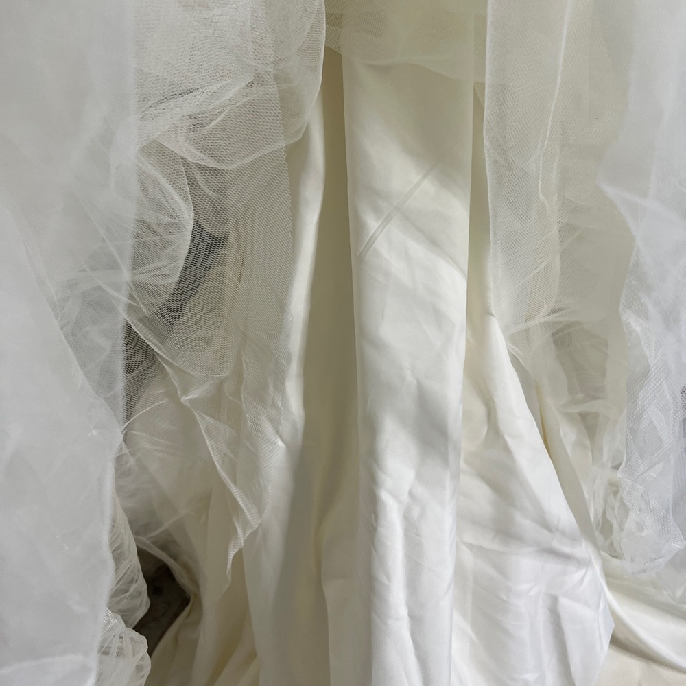 Vera Wang organza sweetheart tulle wedding dress - Picture 8 of 16